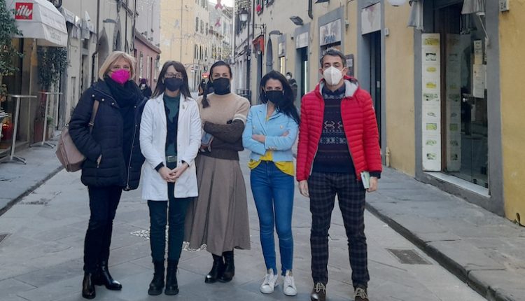 via san francesco le commercianti Giovanna Careddu, Federica Surace e Caterina Baldini con i referenti confcommercio Donatella Fontanelli e Alessio Giovarruscio